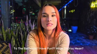 JEUNE FEMME COLOMBIENNE a des relations sexuelles publiques risquées avec un inconnu dans les toilettes d’un restaurant ! - Abella Olsen