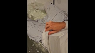 Mouiller dans le bain et éjaculer dans des vêtements de sport blancs transparents. Lululemon, gymshark, nike
