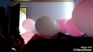 chica en habitacion con globos