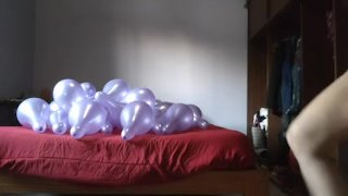 chica jugando con globos