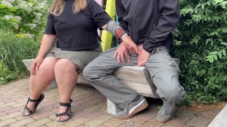 Les mains magnifiques de ma belle-mère m’ont fait jouir dans le parc
