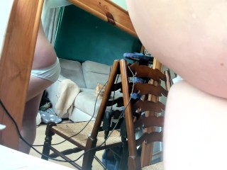 белые трусы полузадница голая