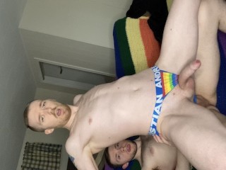 可爱的 Twink 他妈的骄傲 Fag Bareback