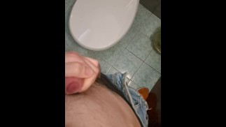 Caldo ed eccitato decido di segarmi nel bagno pubblico di un locale