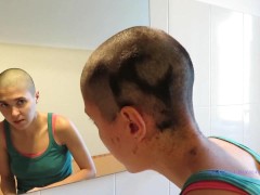 Ragazza italiana si rasa la testa a zero - Screenshot 5 of 16 - Italian Girl