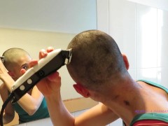 Ragazza italiana si rasa la testa a zero - Screenshot 8 of 16 - Hair Cutting