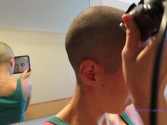 Ragazza italiana si rasa la testa a zero - Screenshot 9 of 16 - Skinny Girl