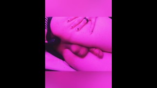 Любитель (+18) подросток Cute Мягкий фембой играет с вибрирующей анальной пробкой