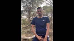писает в лесу