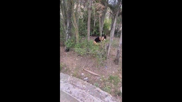 Милфа-нимфоманка заблудилась в лесу