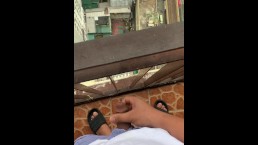 PINOY HOT MEN 在阳台上自慰，即使有人在另一栋楼里抽烟和醒来- EKDIC