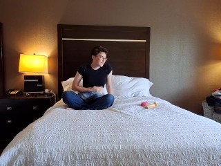 Trans Femboy 在他的酒店房间里用玩具为你射精 ||业余视频