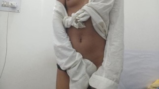 Zierliches ukrainisches Mädchen spreizt ihren haarigen