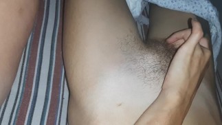 Мастурбируем с моей девушкой под одеялом, чтобы никто не видел - IkaSmokS