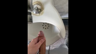 In die Bürotoilette gepisst POV