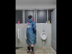 トイレで全裸オナニー　最初はコートを着ていたけど、我慢できなくなって脱いでオナニーを始めてしまう… - Screenshot 1 of 16 - Exhibitionist