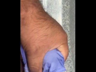 Пасынок взял у мачехи шелковые светлые трусики, чтобы подрочить