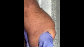 Пасынок взял у мачехи шелковые светлые трусики, чтобы подрочить