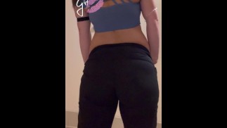 Возбужденная шлюшка играет со своей киской на работе - WhisperGirl