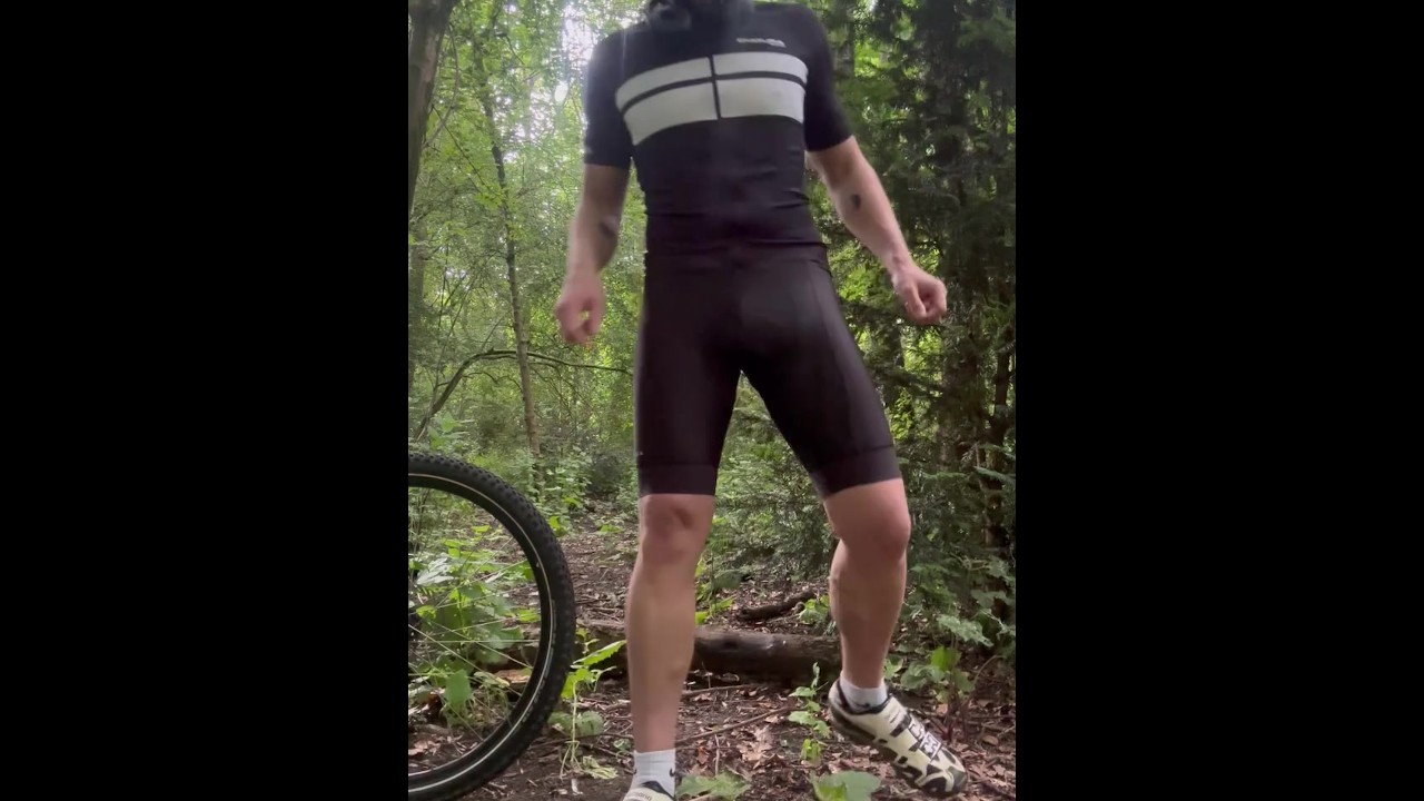 How a true cyclist pisses