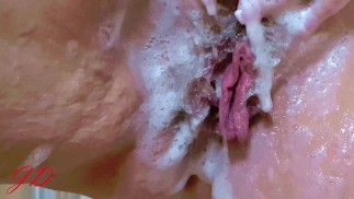 Muschi und Titten in der Badewanne (1)