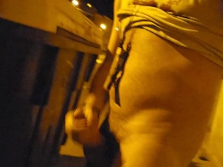 危险的公众混蛋几乎被抓住并在夜间撒尿