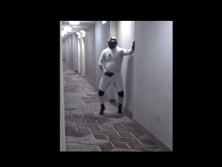 Холл отеля кончает в гидрокостюме