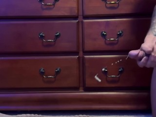 Огромный взрыв спермы от подвешенного члена медленное мо