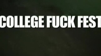 Ces jeunes salopes se mouillent alors qu’elles se déshabillent