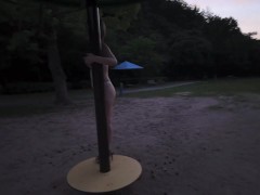 公園にお散歩に行ったら入れられちゃった。パンティー丸見えで歩かされ、最後はたっぷり中出しされちゃった。  知らない男性も見てたけど、それも興奮しちゃって何度もイッちゃった。日本人/人妻//変態/無修正 - Screenshot 8 of 16 - 野外