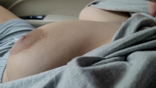 Распутная великолепная девушка, которую я подобрал, позволяет мне прикоснуться к ней в машине