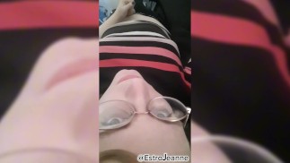 Транс-женщина делает селфи во время мастурбации