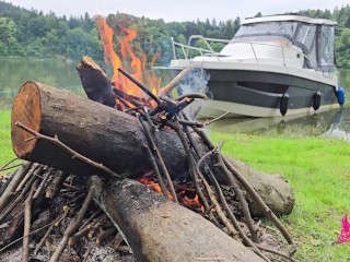 Романтический секс у костра с горячей женой на берегу озера. Польская милфа