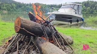 Romantischer Sex am Feuer mit einer heißen Frau am See. Polnische MILF
