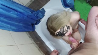 Femme a fait une pipe dans la salle de bain