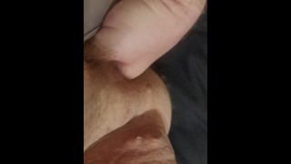 Une milf bien roulée gicle de la baise à l’envers