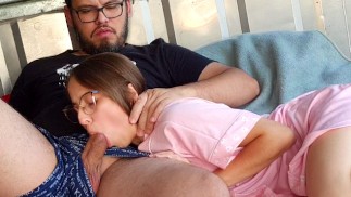 JE REGARDE LA TÉLÉVISION AVEC MA DEMI-SOEUR ET LA FAIS SUCER MA BITE - NICOLI NOW