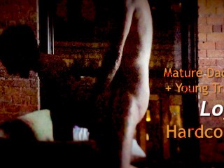 Зрелый папочка жестко трахает молодую транс-девушку