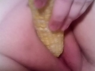 Игра с кукурузой | Бритая киска | Предварительный просмотр