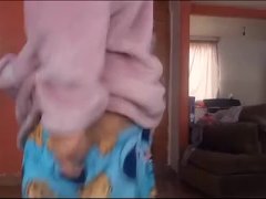 Dándole unos sentones a mi cuñado mientras mi hermana trabaja