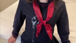 Eine Menge Sperma spritzt auf die Schuluniform einer japanischen Schülerin