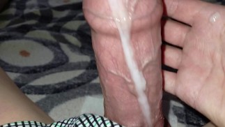 Großer Schwanz in Nahaufnahme. Ich war fertig, das Sperma ergoss sich über meinen Penis