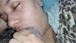 VERDAMMT, die nervöse Zunge dieser Schlampe, die den ganzen Schwanz leckt, ihre Kehle fickt und eine Menge Creampie bekommt