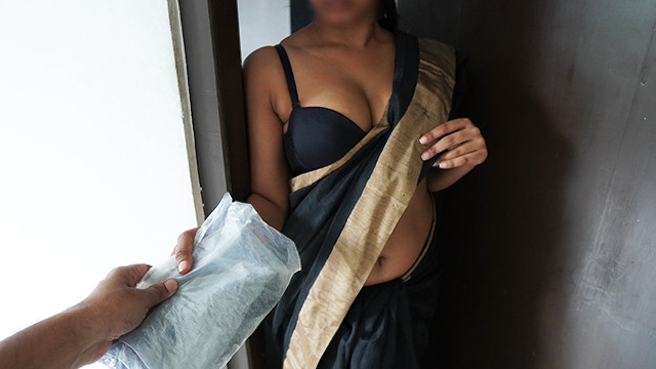 ටීචර්ගේ සාරියට රැවටුන ඩිලිවරිකොල්ලා Sri Lankan Sinhala Sex Teacher HotSaree  fuck with delivery guy x