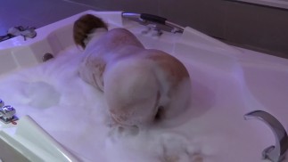 В мотеле я наслаждаюсь джакузи перед тем, как трахнуть моего зятя, настоящего мужа-рогоносца