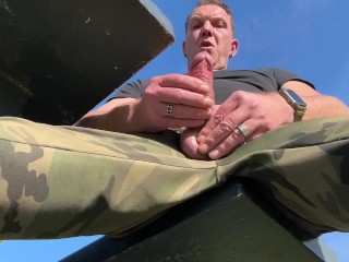 CenZation在公共休息区射击他的负载