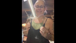 BBW Stiefmutter MILF aufwachen und backen 420 Rauchen Fetisch Bong Rips