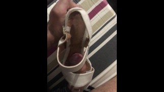 Gozada rápida nas sandálias da vizinha