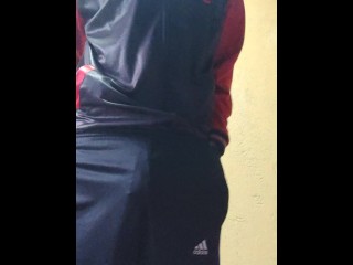 Молодой любитель достает и трогает его большой член