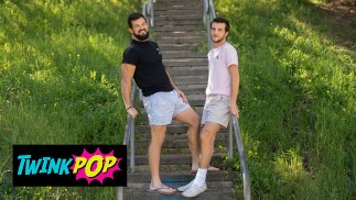 TWINKPOP - Bebaarde hunk Brysen zuigt Griffin's harde lul en geniet van elke seconde